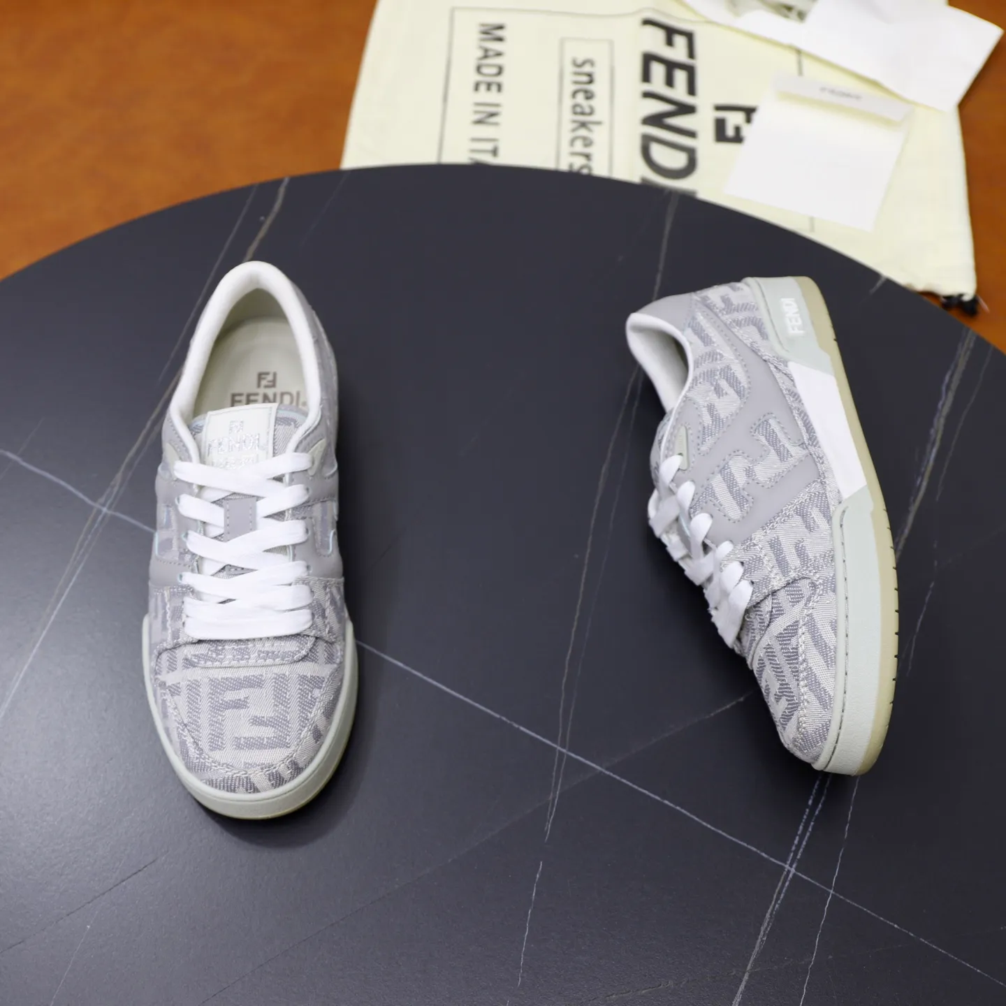 Ex-factory price: 640🔥Couple model (top original order) Brand: FENDI Size: 35-44 (customized for men 38 and 45) Grade: original order quality High version Material: Imported original cowhide stitching ➕ High-quality and comfortable lining Original TPU lightweight anti-slip outsole Style category: Travel fashion casual shoes Versatile trend